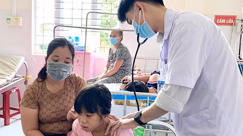 Điều trị bệnh nhân sốt xuất huyết tại Bệnh viện Đa khoa Gia Lai.