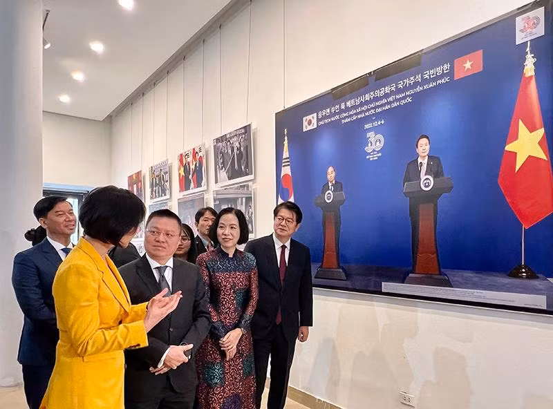 Các đại biểu tham quan triển lãm. Các đại biểu tham quan triển lãm.