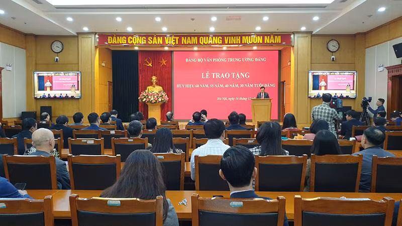 Quang cảnh Lễ trao Huy hiệu Đảng. Quang cảnh Lễ trao Huy hiệu Đảng.