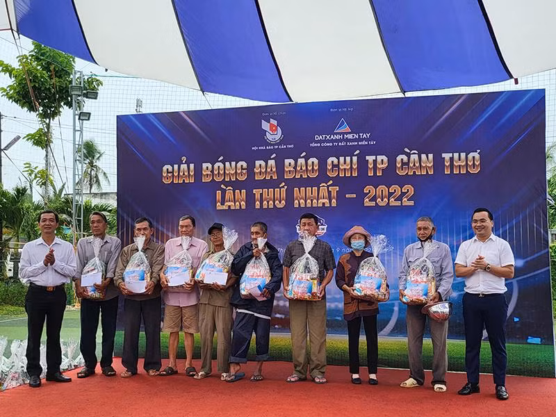 Ban Tổ chức trao 70 phần quà cho 70 hộ nghèo.