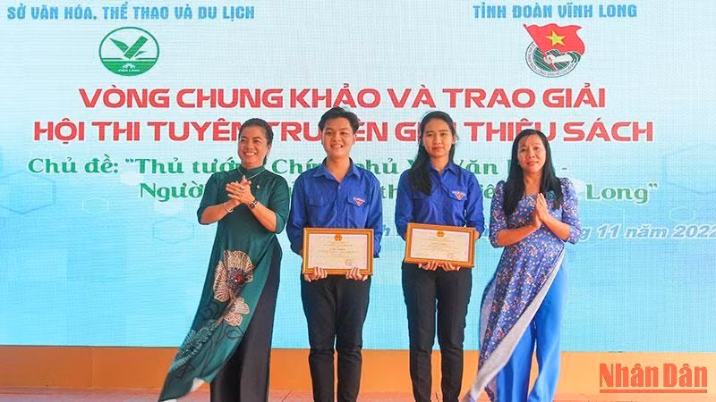 Ban tổ chức trao giải cho những đội đoạt giải. (Ảnh: BÁ DŨNG)