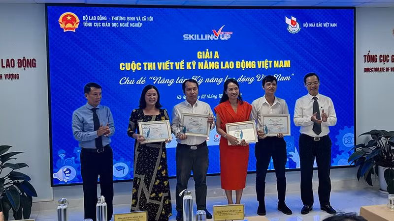 Ban tổ chức trao tặng các tác giả đạt giải A các loại hình báo chí. 