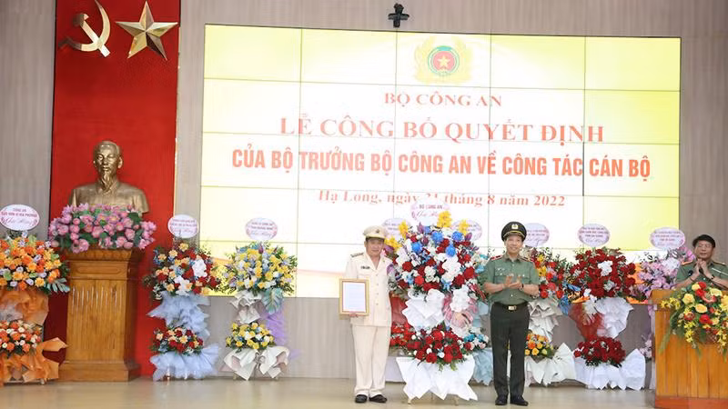 Thiếu tướng Lê Văn Tuyến trao Quyết định của Bộ trưởng Công an điều động Đại tá Đinh Văn Nơi giữ chức vụ Giám đốc Công an tỉnh Quảng Ninh.