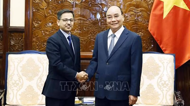 Chủ tịch nước Nguyễn Xuân Phúc tiếp Đại sứ Ấn Độ Pranay Verma đến chào từ biệt. (Ảnh: TTXVN)