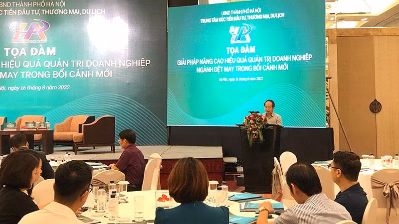 Các đại biểu trình bày tại Tọa đàm.