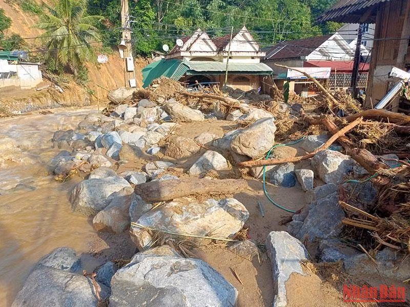 Suối Huồi Giảng tan hoang do lũ quét để lại.