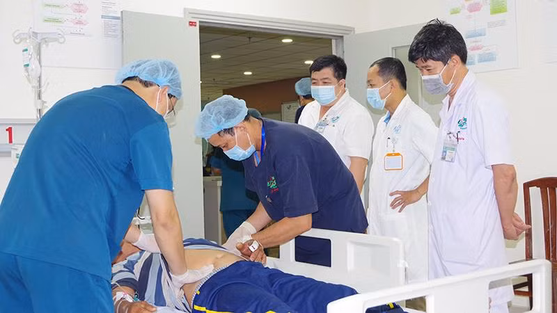 Ngư dân V.V.S đang được các y, bác sĩ tích cực cấp cứu.