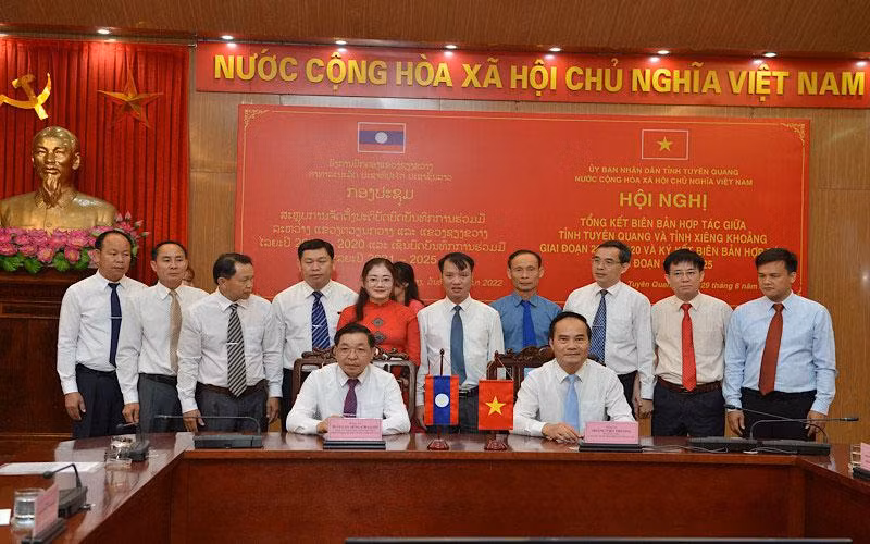 Lãnh đạo tỉnh Tuyên Quang và tỉnh Xiêng Khoảng ký kết hợp tác giai đoạn 2021-2025.