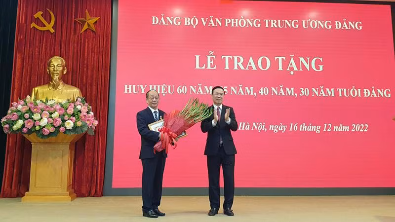 Đồng chí Võ Văn Thưởng, Ủy viên Bộ Chính trị, Thường trực Ban Bí thư trao Huy hiệu 60 năm tuổi Đảng tặng đồng chí Phan Diễn.