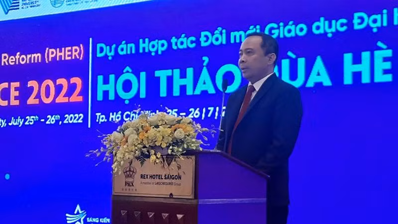 Phó Giáo sư, Tiến sĩ Vũ Hải Quân, Giám đốc Đại học Quốc gia Thành phố Hồ Chí Minh phát biểu khai mạc hội thảo. Phó Giáo sư, Tiến sĩ Vũ Hải Quân, Giám đốc Đại học Quốc gia Thành phố Hồ Chí Minh phát biểu khai mạc hội thảo.