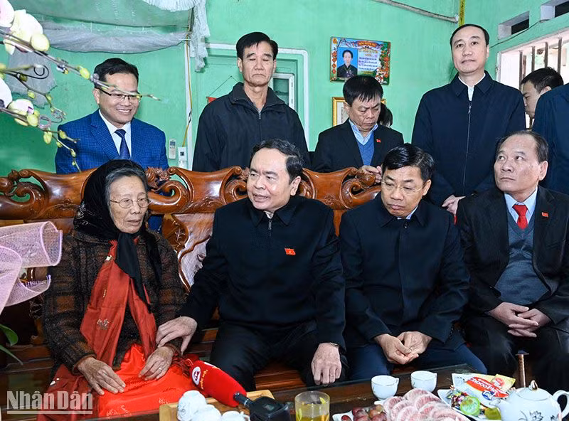 Phó Chủ tịch Thường trực Quốc hội Trần Thanh Mẫn và đoàn công tác thăm, chúc Tết Mẹ Việt Nam Anh hùng Đồng Thị Tuyên tại xã Đào Mỹ, huyện Lạng Giang. (Ảnh: Duy Linh) Phó Chủ tịch Thường trực Quốc hội Trần Thanh Mẫn và đoàn công tác thăm, chúc Tết Mẹ Việt Nam Anh hùng Đồng Thị Tuyên tại xã Đào Mỹ, huyện Lạng Giang. (Ảnh: Duy Linh)