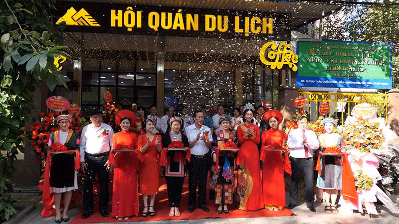 Lãnh đạo tỉnh Hà Giang cắt băng khai trương Hội quán Du lịch Hà Giang.