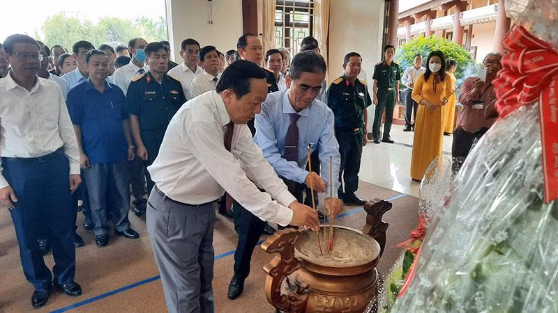 Lãnh đạo tỉnh Vĩnh Long dâng hương tại Khu lưu niệm vào sáng 13/9. (Ảnh: BÁ DŨNG)