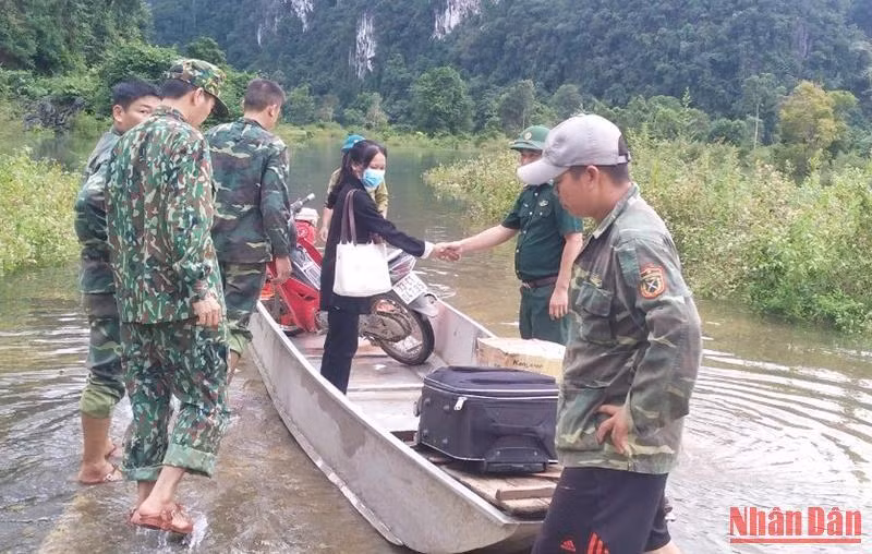Đường vào bản Rục đang ngập, bộ đội biên phòng Đồn Cà Xèng phải dùng thuyền đưa em vượt qua đoạn ngập lụt để lên đường nhập học.