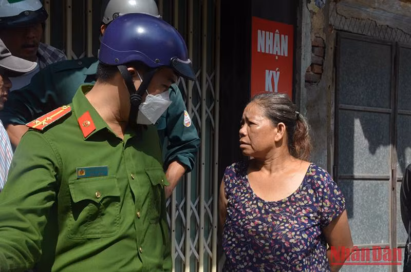Bà Bùi Thị Thu Hồng, chủ căn nhà bị cháy chưa hết hoảng loạn đang tường trình lại sự việc với lực lượng chức năng. Bà Bùi Thị Thu Hồng, chủ căn nhà bị cháy chưa hết hoảng loạn đang tường trình lại sự việc với lực lượng chức năng.