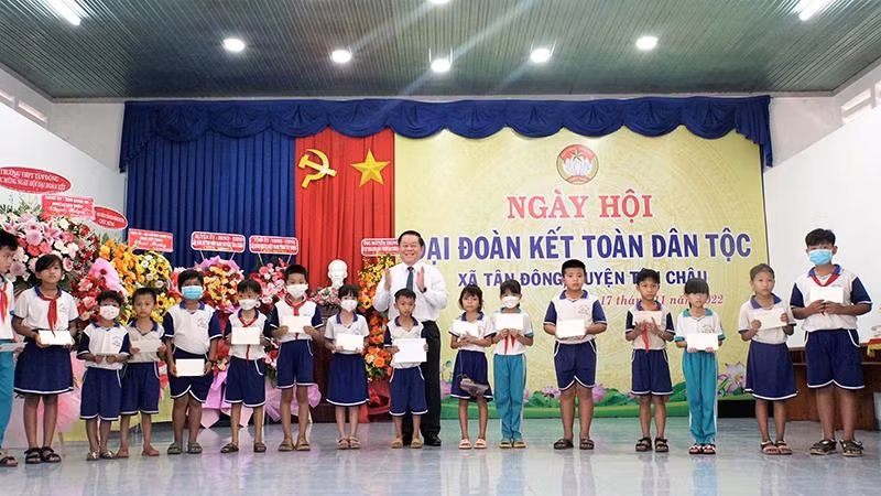 Đồng chí Nguyễn Trọng Nghĩa trao 150 suất học bổng cho thiếu nhi nghèo. Đồng chí Nguyễn Trọng Nghĩa trao 150 suất học bổng cho thiếu nhi nghèo.