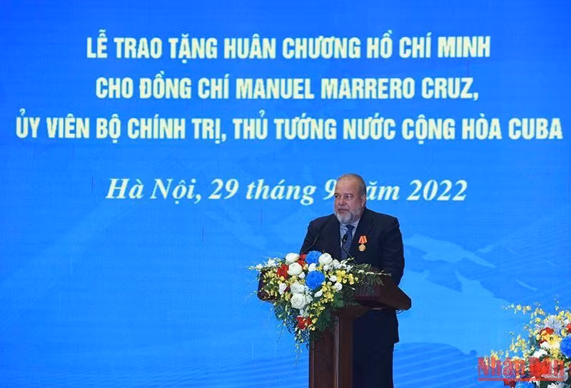 Thủ tướng nước Cộng hòa Cuba Manuel Marrero Cruz phát biểu tại lễ trao Huân chương Hồ Chí Minh. Thủ tướng nước Cộng hòa Cuba Manuel Marrero Cruz phát biểu tại lễ trao Huân chương Hồ Chí Minh.