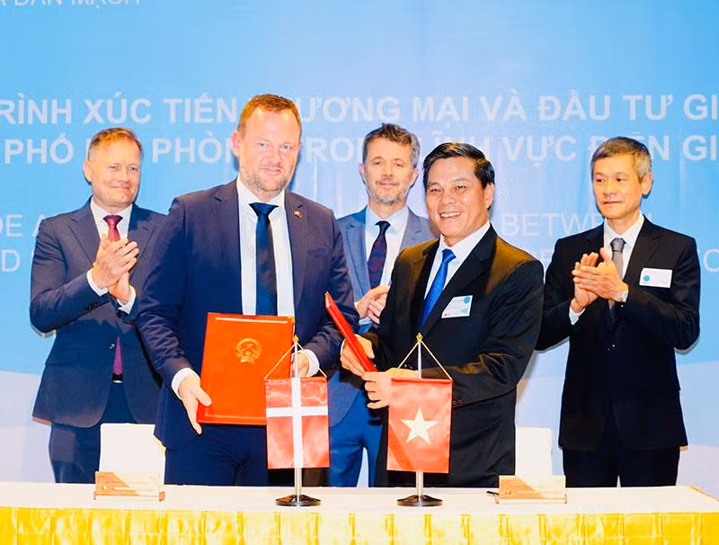 Ký kết chương trình xúc tiến thương mại và đầu tư giữa Đan Mạch và thành phố Hải Phòng trong lĩnh vực điện gió ngoài khơi. Ký kết chương trình xúc tiến thương mại và đầu tư giữa Đan Mạch và thành phố Hải Phòng trong lĩnh vực điện gió ngoài khơi.