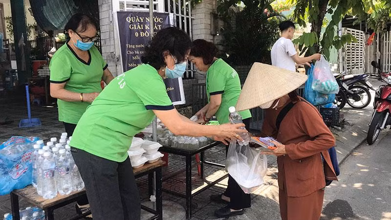 Trao cơm 0 đồng cho người lao động nghèo. Trao cơm 0 đồng cho người lao động nghèo.