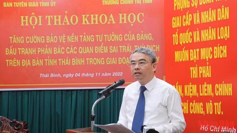 Đồng chí Phạm Đồng Thụy, Trưởng Ban Tuyên giáo Tỉnh ủy, Phó Trưởng Ban Thường trực Ban Chỉ đạo 35 của tỉnh Thái Bình phát biểu tại Hội thảo khoa học.