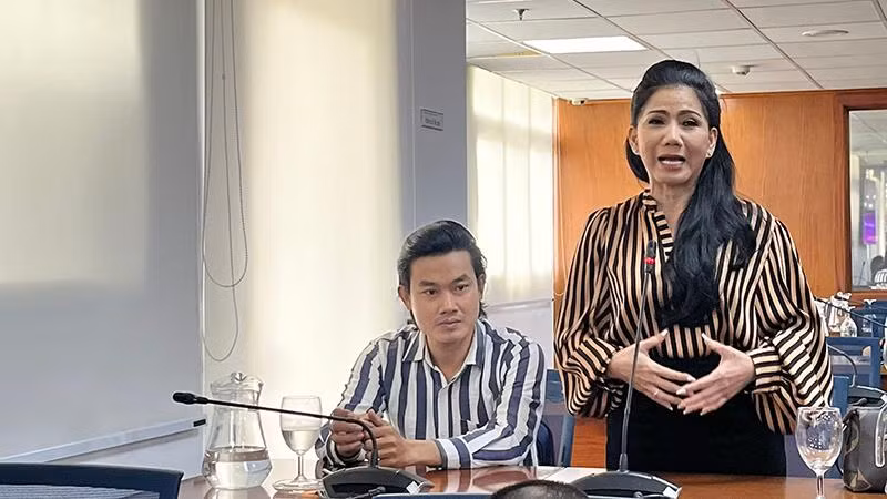 Nghệ sĩ ưu tú Phương Loan phát biểu trong buổi họp báo.