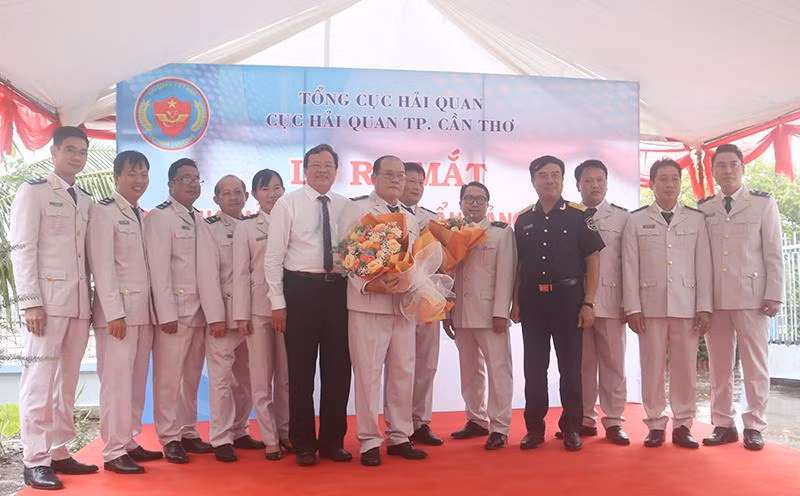 Cán bộ, công chức Chi cục Hải quan cửa khẩu cảng Trà Vinh tại buổi lễ ra mắt. Cán bộ, công chức Chi cục Hải quan cửa khẩu cảng Trà Vinh tại buổi lễ ra mắt.
