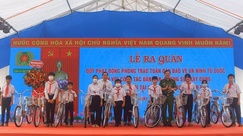 Lãnh đạo Công an tỉnh Đồng Nai tặng xe đạp cho học sinh có hoàn cảnh khó khăn tại lễ phát động.