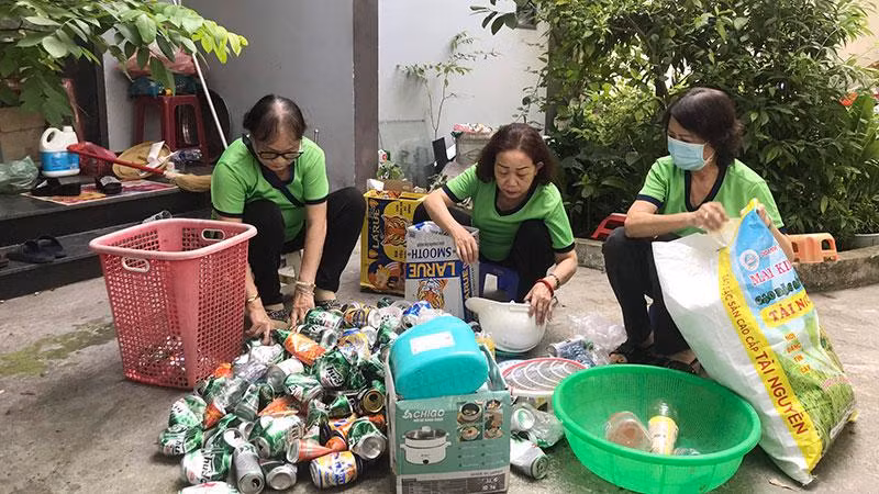 Phân loại rác tái chế để bán gây quỹ.