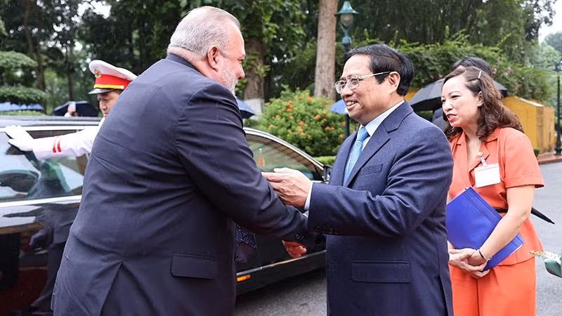 Thủ tướng Phạm Minh Chính đón Thủ tướng nước Cộng hòa Cuba Manuel Marrero Cruz. (Ảnh: Dương Giang/TTXVN)