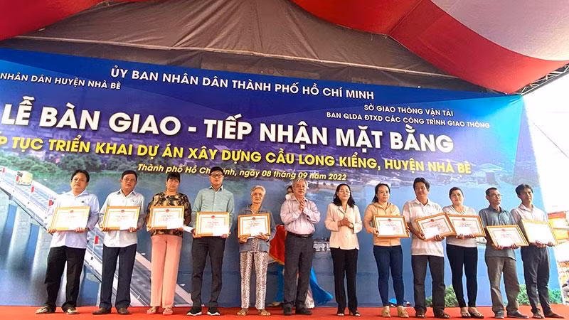 10 hộ dân thuộc dự án, tích cực bàn giao mặt bằng thi công công trình cầu Long Kiểng được Chủ tịch Ủy ban nhân dân huyện Nhà Bè tặng Giấy khen. 10 hộ dân thuộc dự án, tích cực bàn giao mặt bằng thi công công trình cầu Long Kiểng được Chủ tịch Ủy ban nhân dân huyện Nhà Bè tặng Giấy khen.
