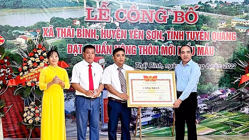Đồng chí Chẩu Văn Lâm, Bí thư Tỉnh ủy Tuyên Quang trao Quyết định công nhận xã Thái Bình đạt chuẩn nông thôn mới kiểu mẫu.