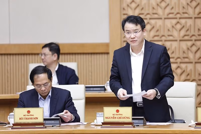 Thứ trưởng Bộ Kế hoạch và Đầu tư Trần Quốc Phương báo cáo tóm tắt tình hình kinh tế-xã hội tháng 11 và 11 tháng năm 2022 tại phiên họp.