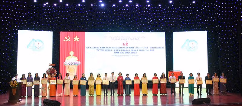 Nhiều tập thể, cá nhân vinh dự đón nhận các phần thưởng cao quý vì sự nghiệp trồng người. Nhiều tập thể, cá nhân vinh dự đón nhận các phần thưởng cao quý vì sự nghiệp trồng người.