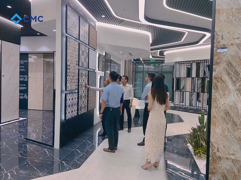 Người tiêu dùng được tư vấn và giới thiệu dòng sản phẩm mới được phát triển của CMC. Người tiêu dùng được tư vấn và giới thiệu dòng sản phẩm mới được phát triển của CMC.