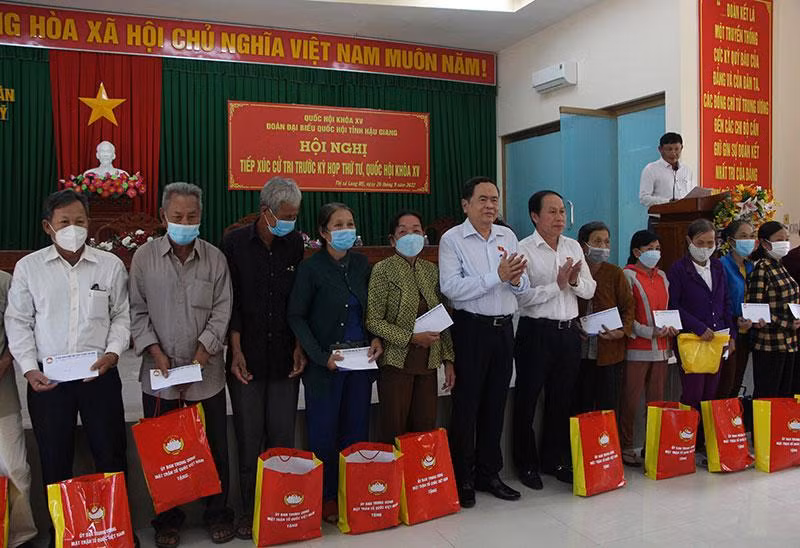 Tặng quà cho gia đình chính sách, hộ nghèo.