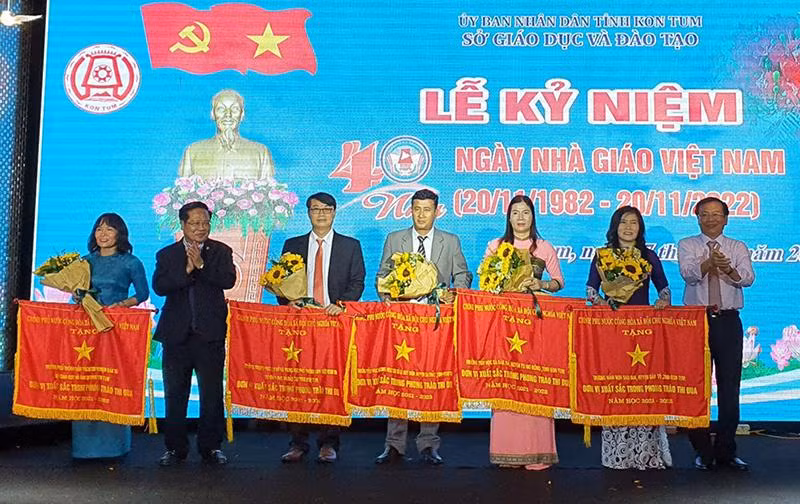 Ban tổ chức tặng Cờ thi đua của Chính phủ cho 5 tập thể của ngành giáo dục và đào tạo tỉnh Kon Tum. Ban tổ chức tặng Cờ thi đua của Chính phủ cho 5 tập thể của ngành giáo dục và đào tạo tỉnh Kon Tum.