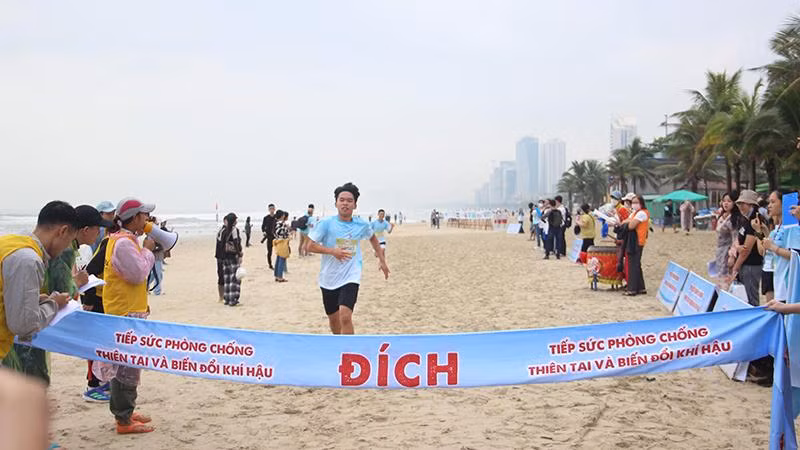 Những vận động viên đầu tiên về đích.