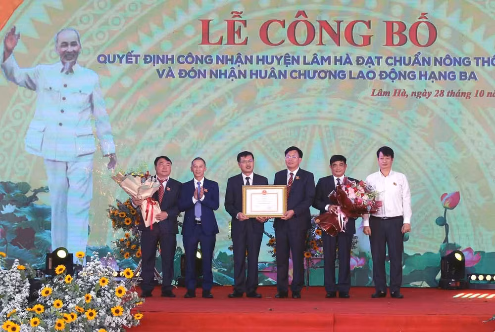 Chủ tịch Ủy ban nhân dân tỉnh Lâm Đồng trao quyết định Thủ tướng Chính phủ công nhận huyện nông thôn mới Lâm Hà.