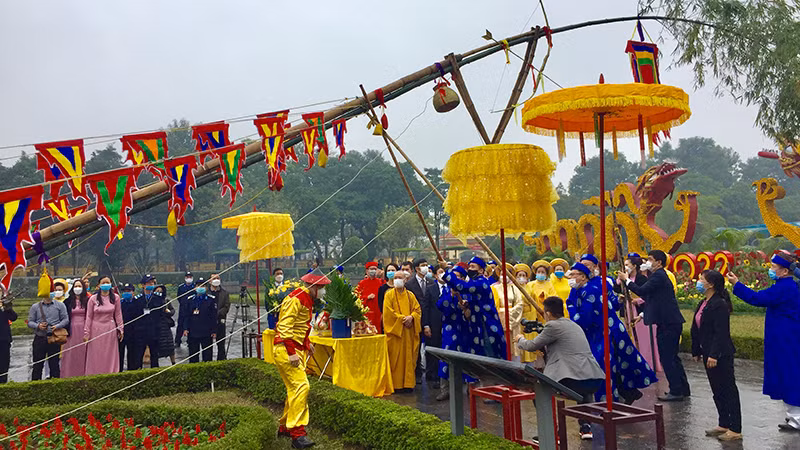 Nghi lễ cúng dựng cây nêu đón Tết tại Hoàng thành Thăng Long.