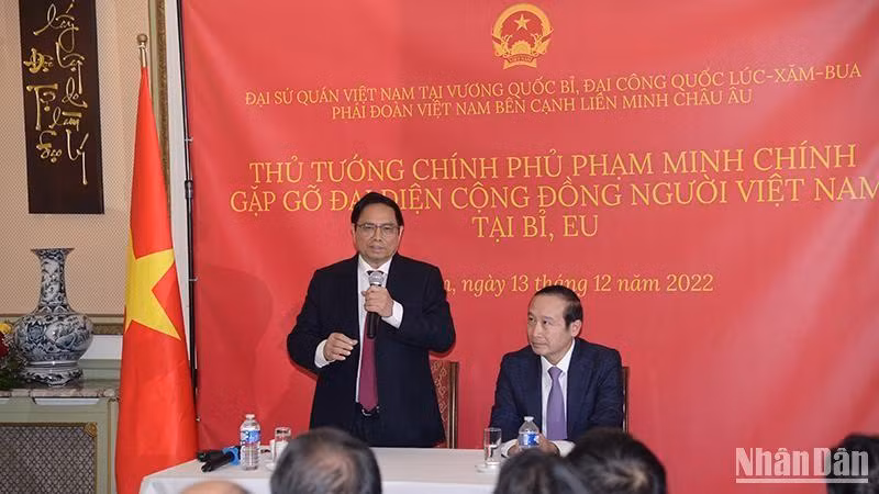 Thủ tướng Phạm Minh Chính gặp gỡ đại diện cộng đồng người Việt Nam tại Vương quốc Bỉ và một số nước châu Âu. (Ảnh: THANH GIANG/BND)