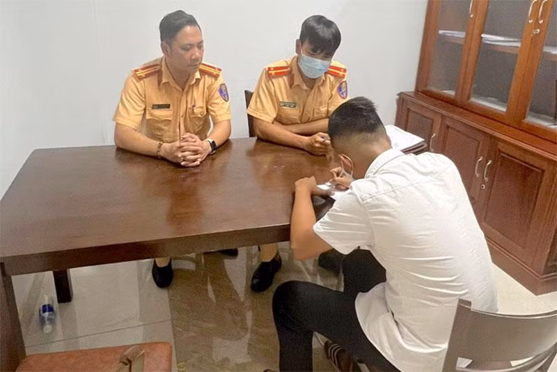 Tài xế này bị phạt 3,4 triệu đồng và tước bằng lái xe 2 tháng. (Ảnh: Công an cung cấp) Tài xế này bị phạt 3,4 triệu đồng và tước bằng lái xe 2 tháng. (Ảnh: Công an cung cấp)