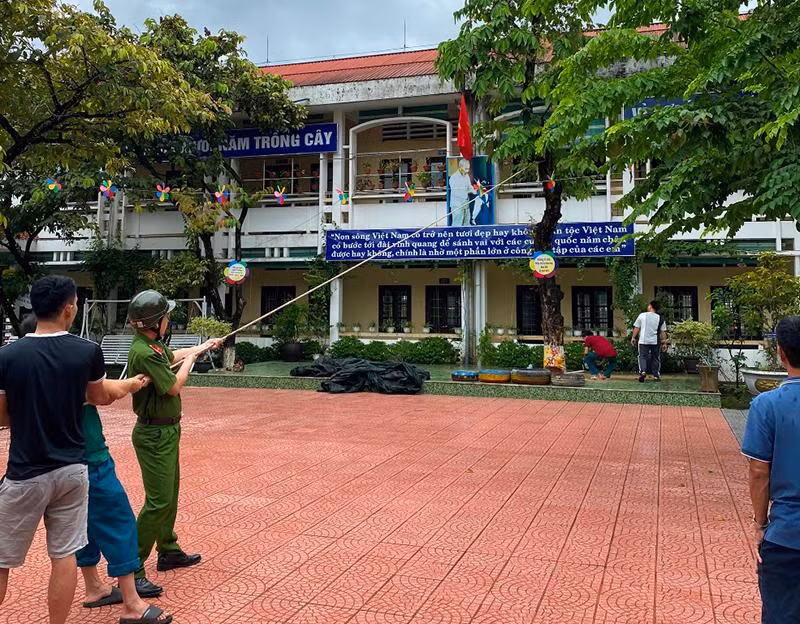 Các lực lượng chức năng xuống địa bàn, giúp các trường học cắt cây, tỉa cành, chằng chống các mái hiên… Các lực lượng chức năng xuống địa bàn, giúp các trường học cắt cây, tỉa cành, chằng chống các mái hiên…