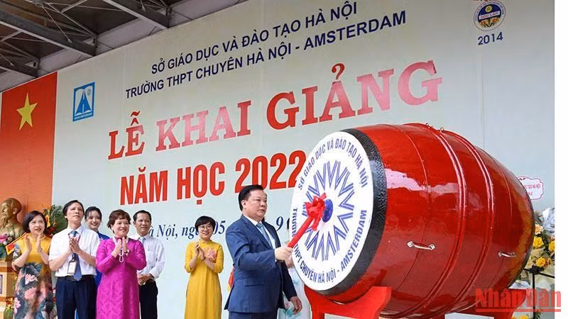 Bí thư Thành ủy Đinh Tiến Dũng đánh trống khai giảng năm học mới tại Trường THPT chuyên Hà Nội-Amsterdam. (Ảnh Duy Linh)