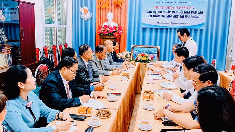 Quang cảnh trao đổi nghiệp vụ giữa Hội Nhà báo Lào và Hội Nhà báo thành phố Hải Phòng.