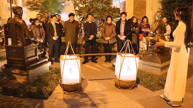 Tour du lịch văn học thu hút sự quan tâm của công chúng.