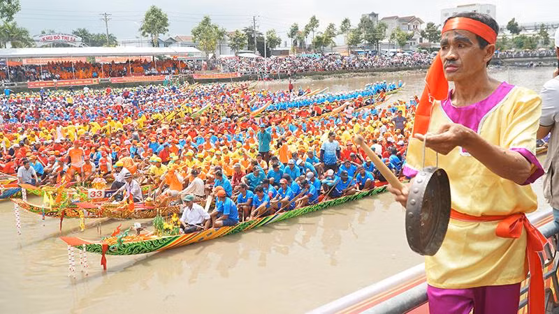 Hoạt động cổ vũ các đội ghe ngo.