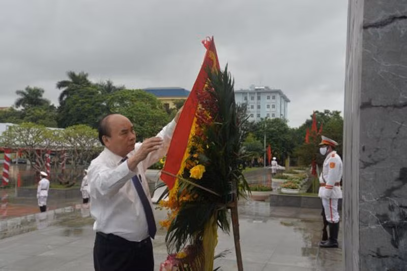Chủ tịch nước Nguyễn Xuân Phúc dâng hoa tưởng niệm Tổng Bí thư Nguyễn Văn Linh, tại Đài tưởng niệm Tổng Bí thư Nguyễn Văn Linh, thành phố Hưng Yên tỉnh Hưng Yên. Chủ tịch nước Nguyễn Xuân Phúc dâng hoa tưởng niệm Tổng Bí thư Nguyễn Văn Linh, tại Đài tưởng niệm Tổng Bí thư Nguyễn Văn Linh, thành phố Hưng Yên tỉnh Hưng Yên.