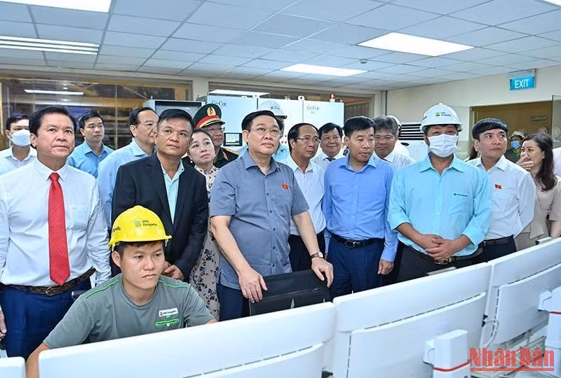 Chủ tịch Quốc hội Vương Đình Huệ thăm dây chuyền sản xuất tại Nhà máy gỗ MDF DongWha. Chủ tịch Quốc hội Vương Đình Huệ thăm dây chuyền sản xuất tại Nhà máy gỗ MDF DongWha.