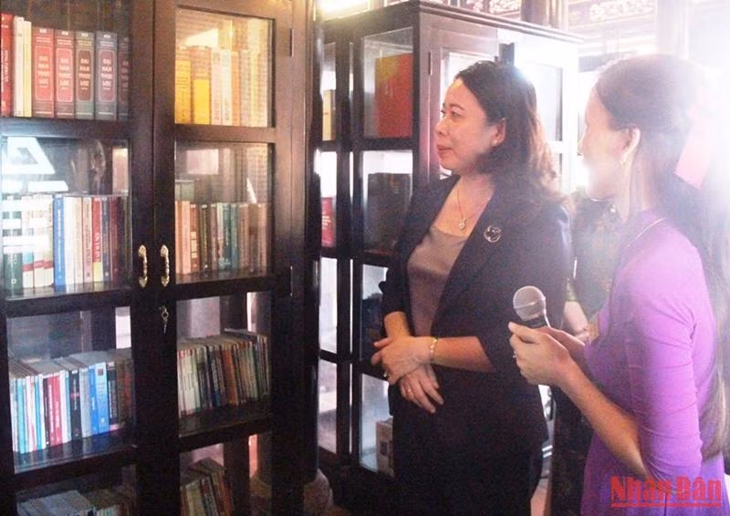 Phó Chủ tịch nước Võ Thị Ánh Xuân tham quan thư viện Đại tướng Lê Đức Anh, nơi trưng bày hơn 3.000 đầu sách cùng nhiều hình ảnh, tư liệu về Đại tướng.