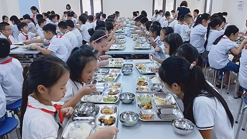 Giờ ăn bán trú của học sinh Trường tiểu học Đông Thành, tỉnh Bắc Giang. (Ảnh Quỳnh Hương) 